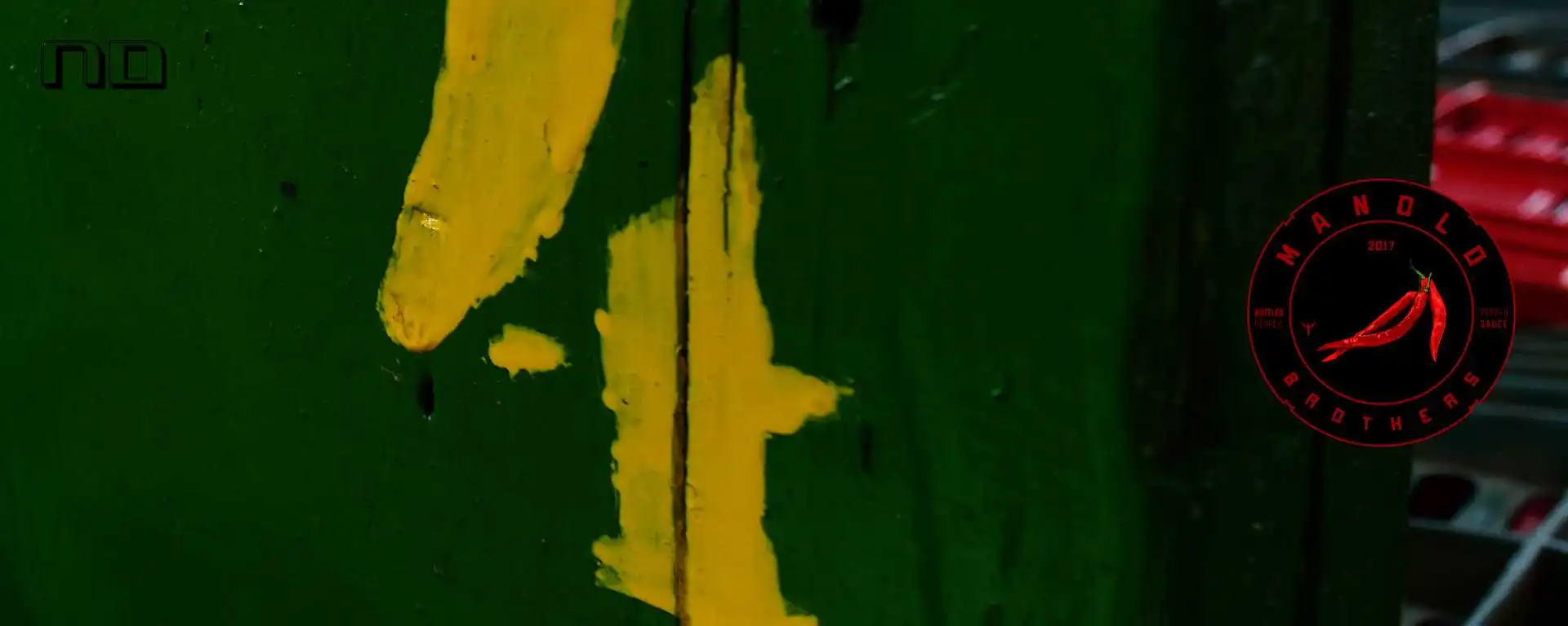 Banner de uma caixa de pimenta verde com 4 em amarelo, com logo da manolo brothers