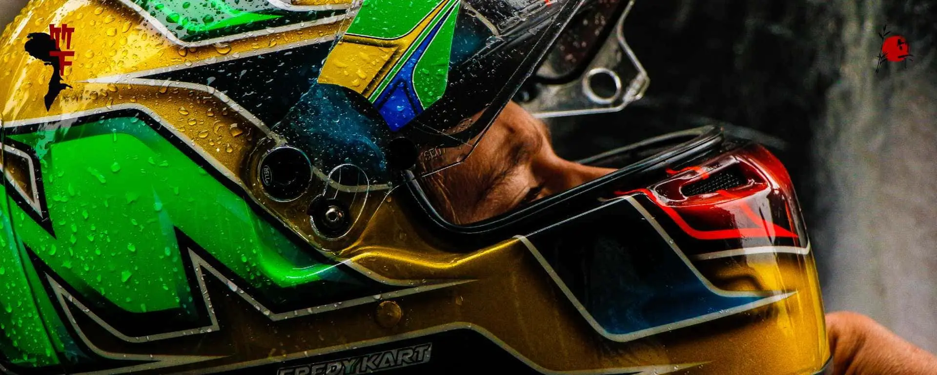 Banner da fotógrafa Bia Takeshita, apenas a cabeça do piloto enquadrado no capacede de fórmula 1, com a viseira aberta